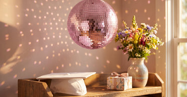 Disco kugle, pink, stor fra Rice, stillet op i et stemningsbillede til artiklen Hvad giver man i studentergave? Idéer i alle prisklasser