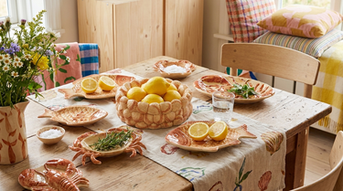 Fisk og skaldyrs skåle og fade stillet frem på et lyst bord