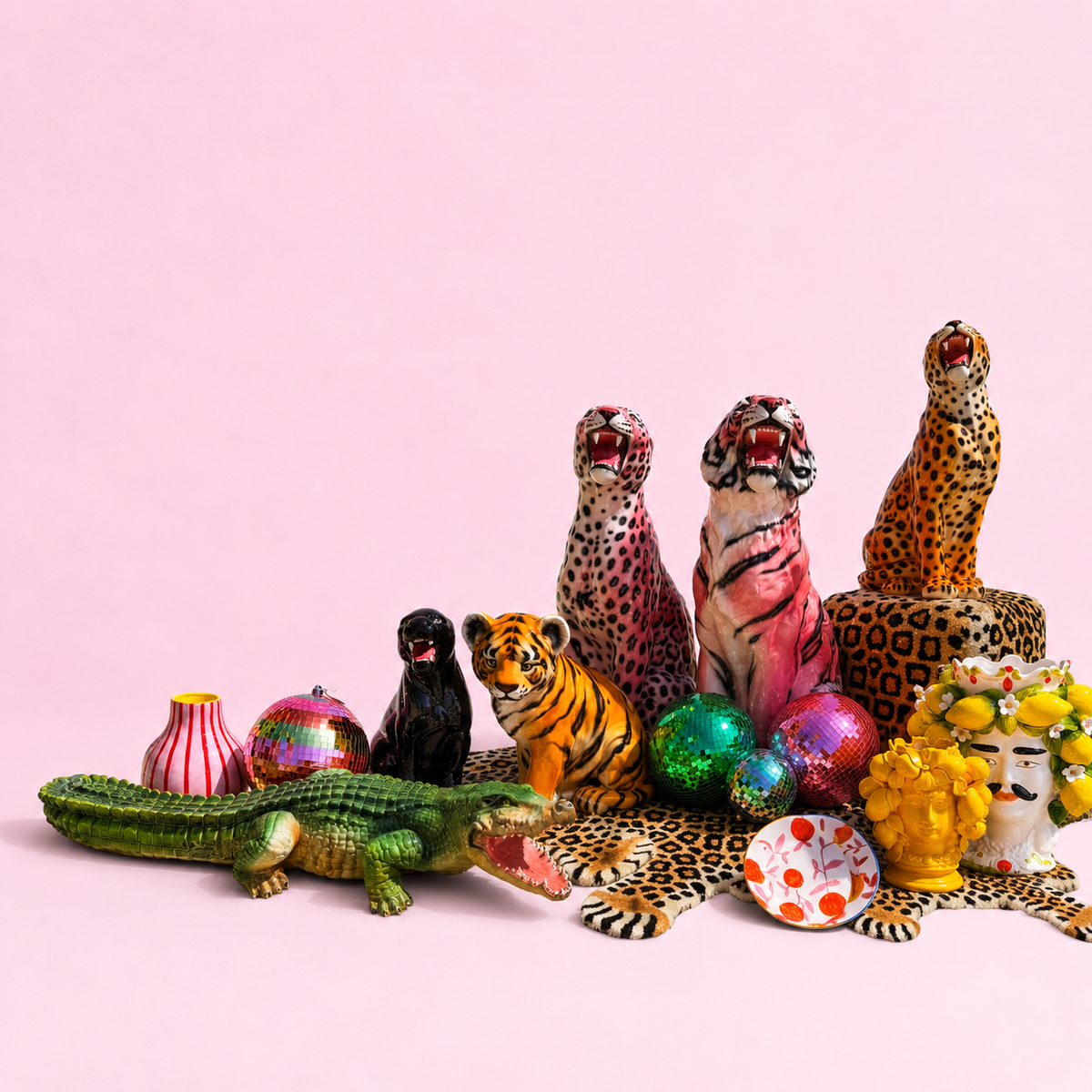 Figurines en porcelaine colorées et objets déco de Dims Studio