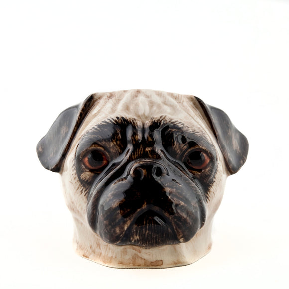 Mops hunde æggebæger set fra en anden vinkel