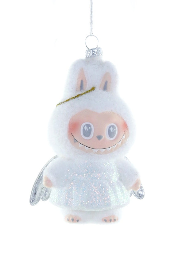 Hvid plysagtig monsterfigur med englevinger og glimmer, håndmalet juleornament i glas fra Cody Foster