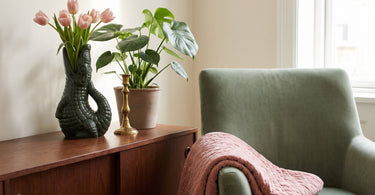 Mørkegrøn krokodille vase i keramik fra GiftCompany med pink tulipaner