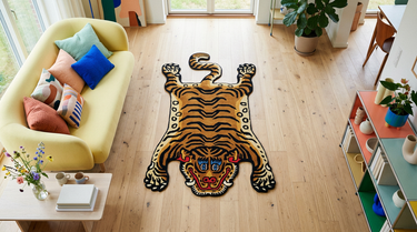 Gulvtæpper i et lyst rum med trægulv