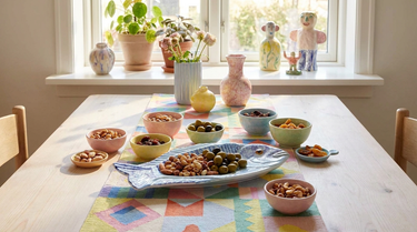 Små fade og skåle stillet frem på et lyst bord