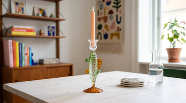 Glas lysestager stillet frem på et lyst bord