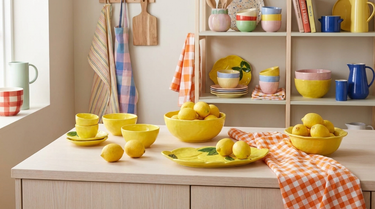 Citron skåle & fade stillet frem på et lyst bord