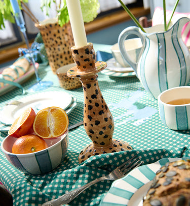 Leopard lysestage set fra en anden vinkel