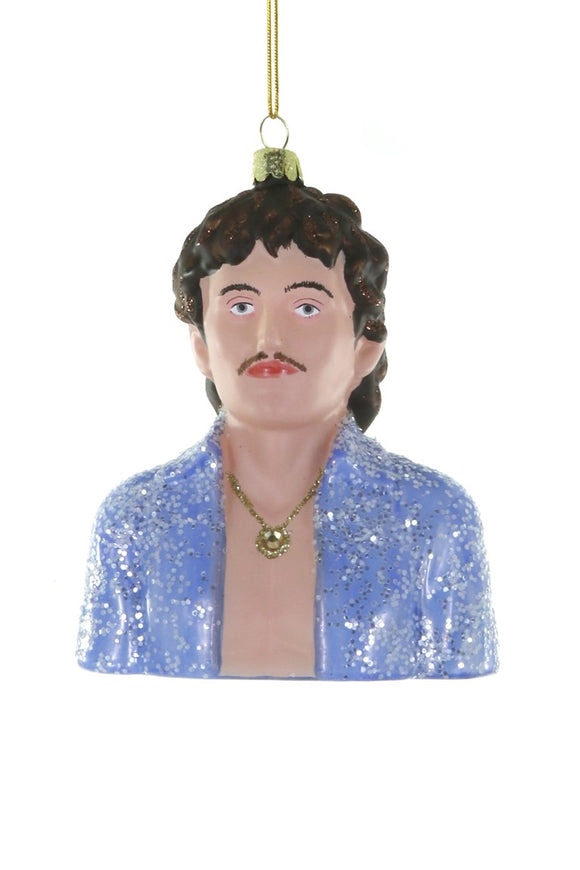 Benson Boone juleornament i glas med glimtende blå jakke og langt hår