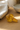 Amber vinprop fra klevering, på bøgespisebord med hørserviet