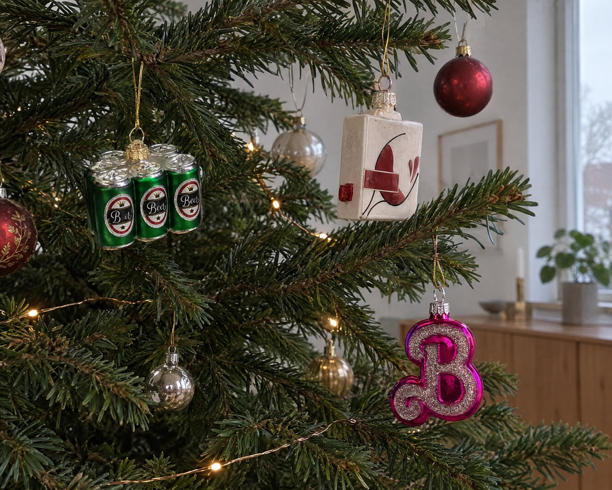 Boules de Noël en verre amusantes en forme de pack de bières, de cubi de vin et de B rose sur un sapin